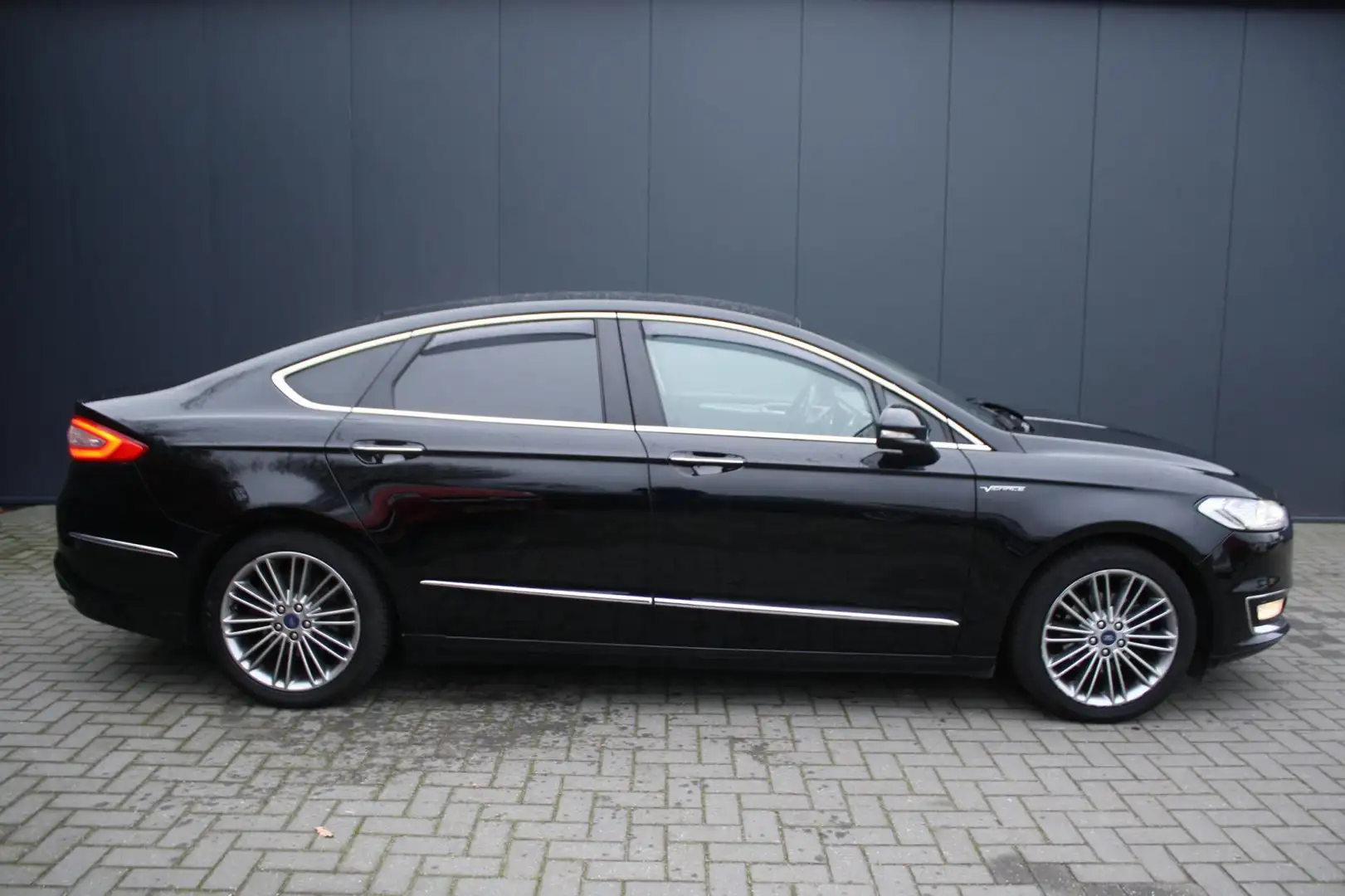 Ford Mondeo 2.0 IVCT HEV Vignale HYBRID - LEER - NAVIGATIE - X Zwart - 2