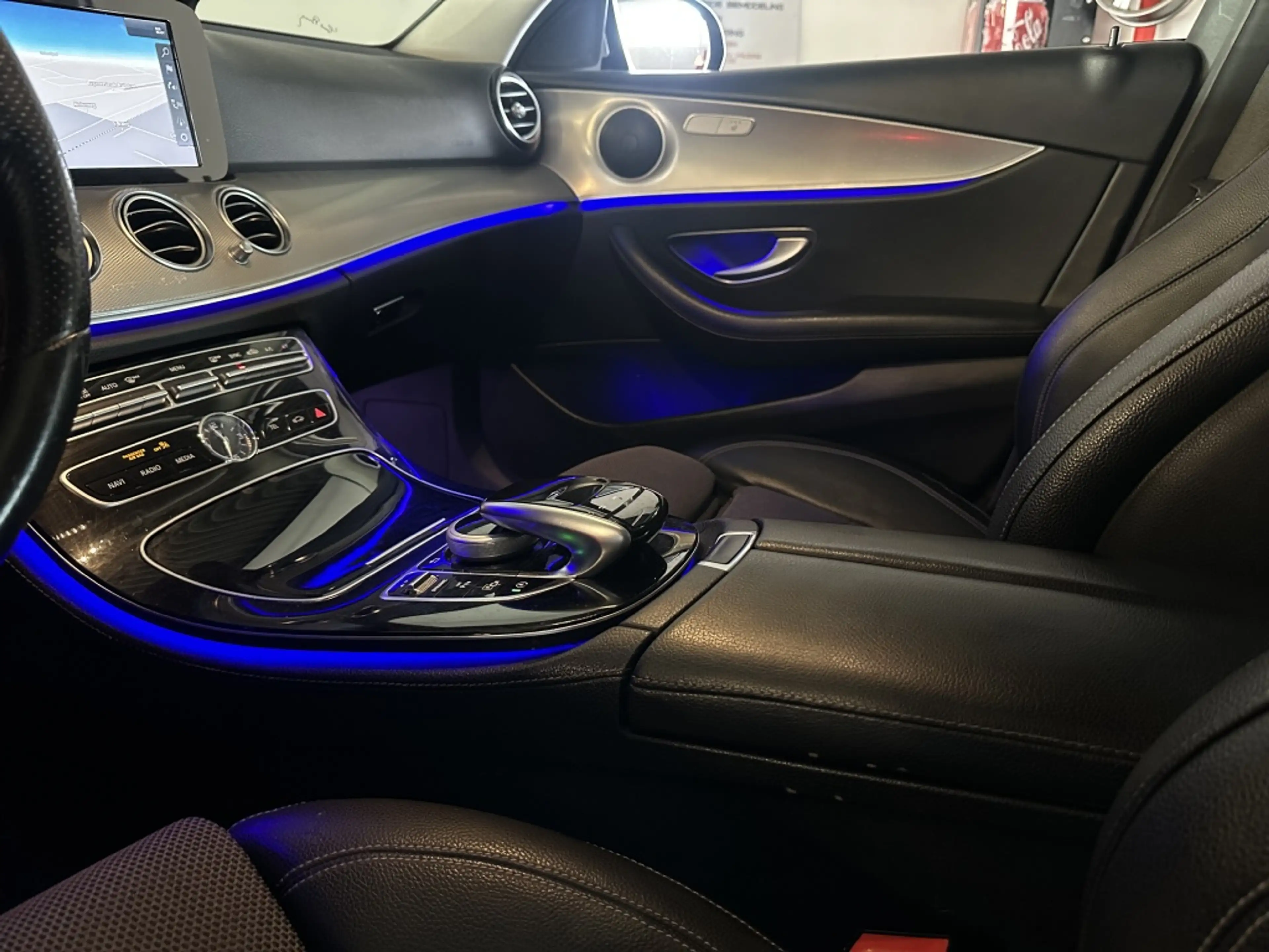Mercedes-Benz E 220 Estate d Premium Plus — photo 12