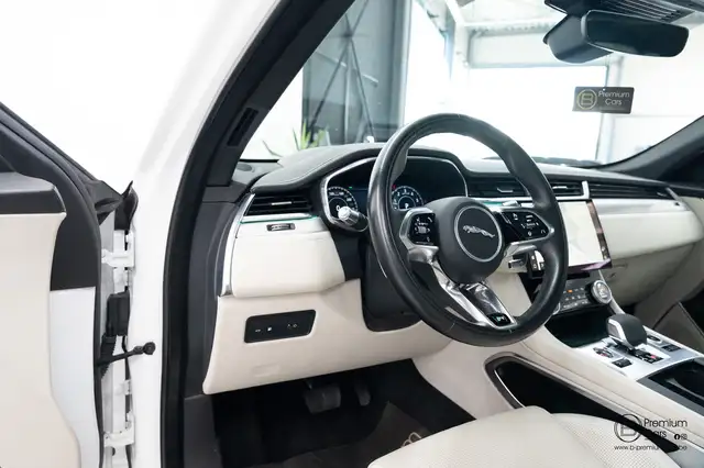 Jaguar F-Pace view 9