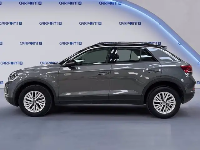 Volkswagen T-Roc view 3