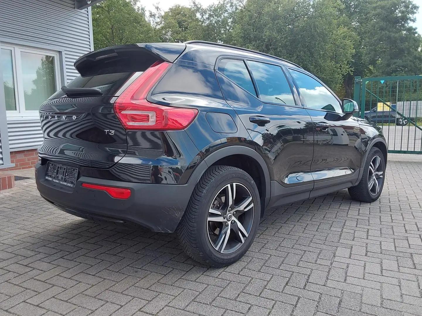 Volvo XC40 T3 2WD R-Design AHK/ACC/SHZ/NAV/PDC/KAM 120 kW ... Zwart - 2
