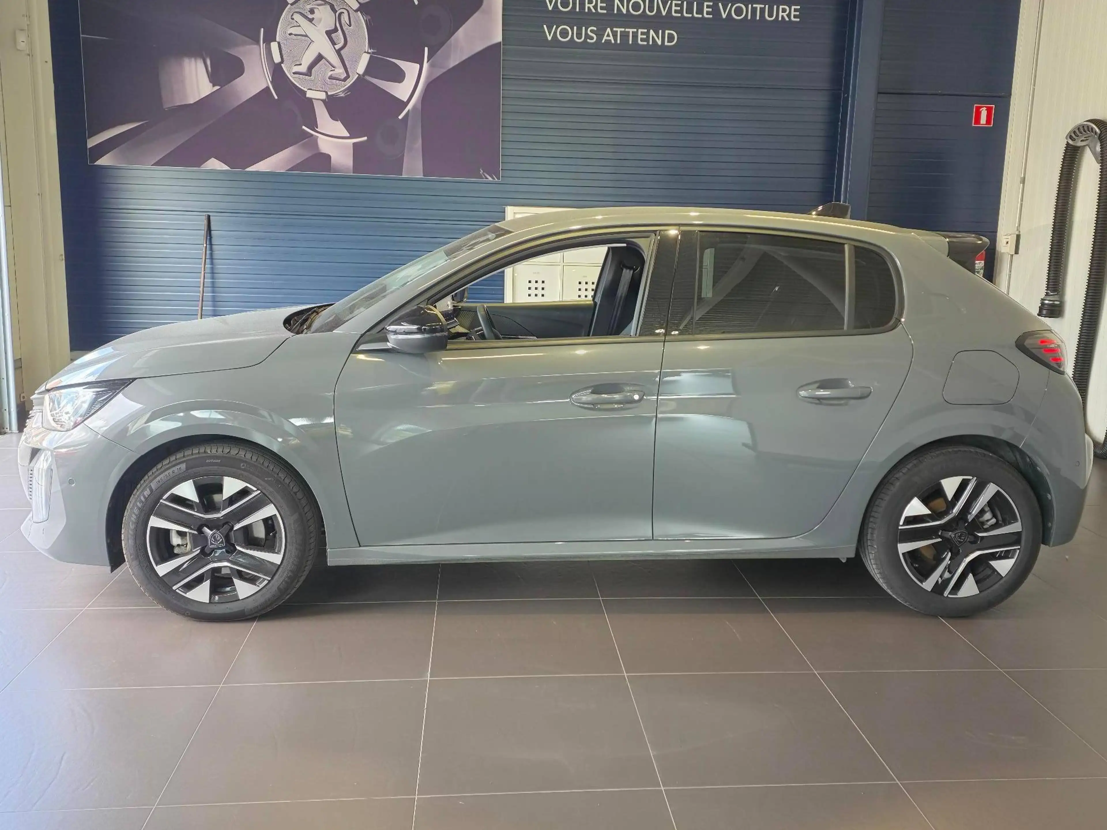 Peugeot 208 2008 1.2 Hybrid GT e-DCS GT — photo 4
