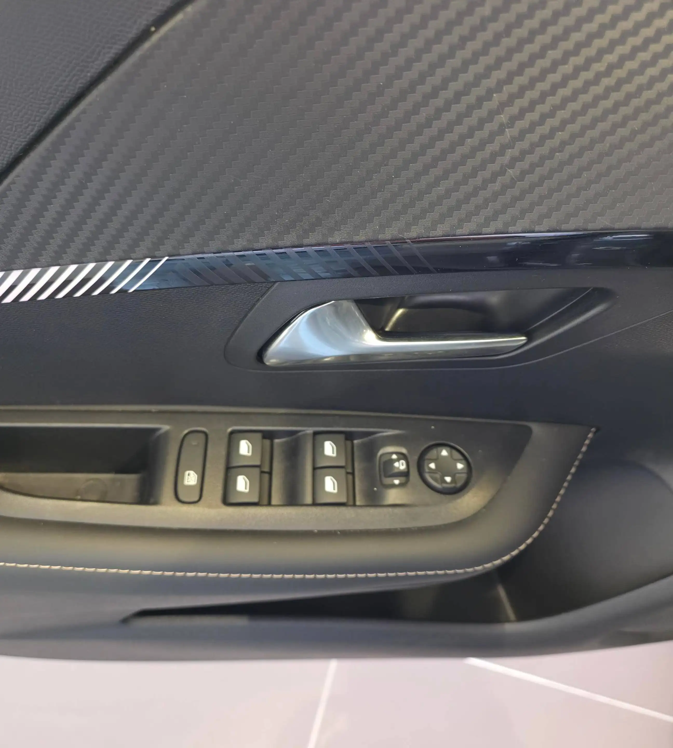 Peugeot 208 2008 1.2 Hybrid GT e-DCS GT — photo 9