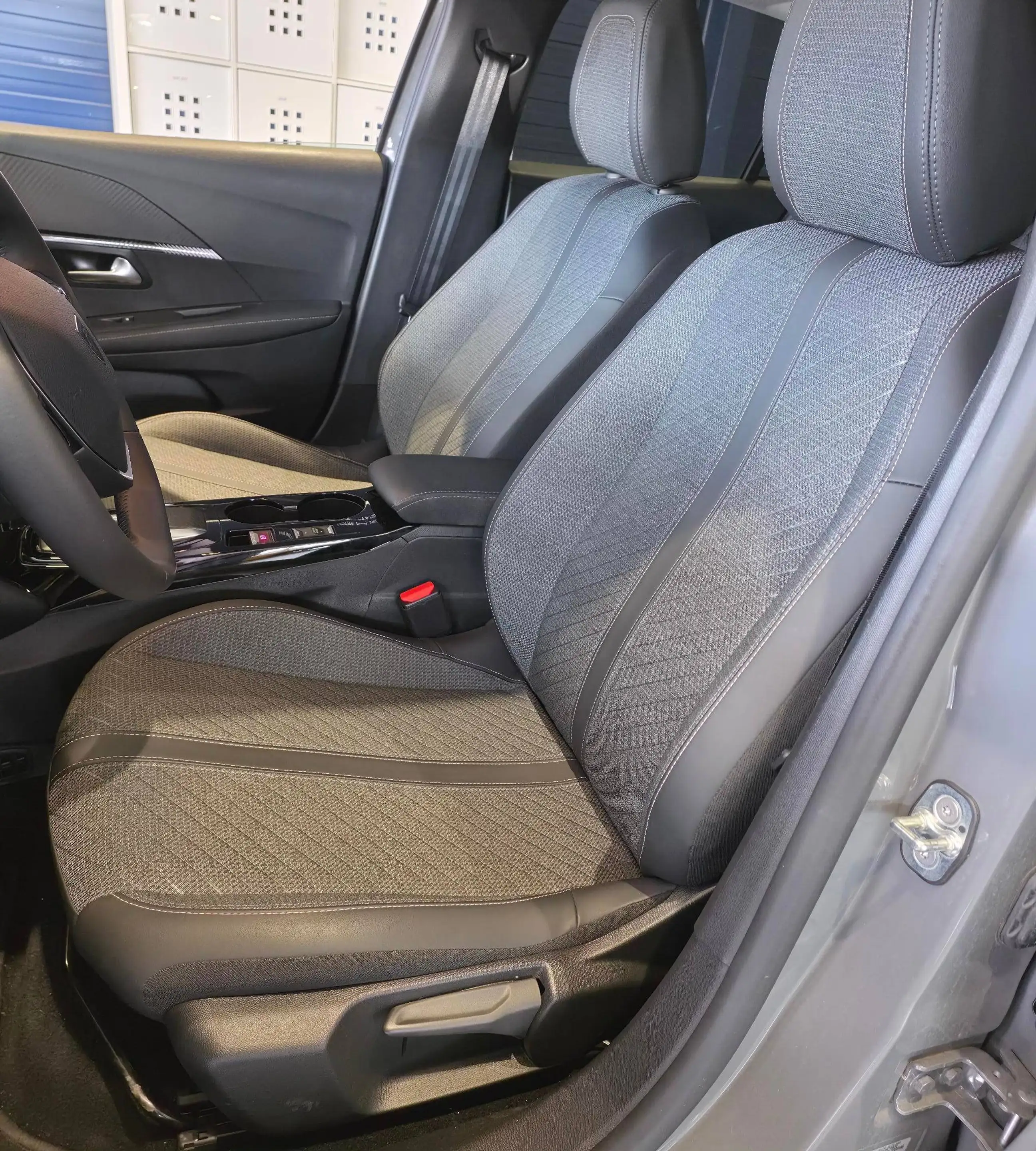 Peugeot 208 2008 1.2 Hybrid GT e-DCS GT — photo 8