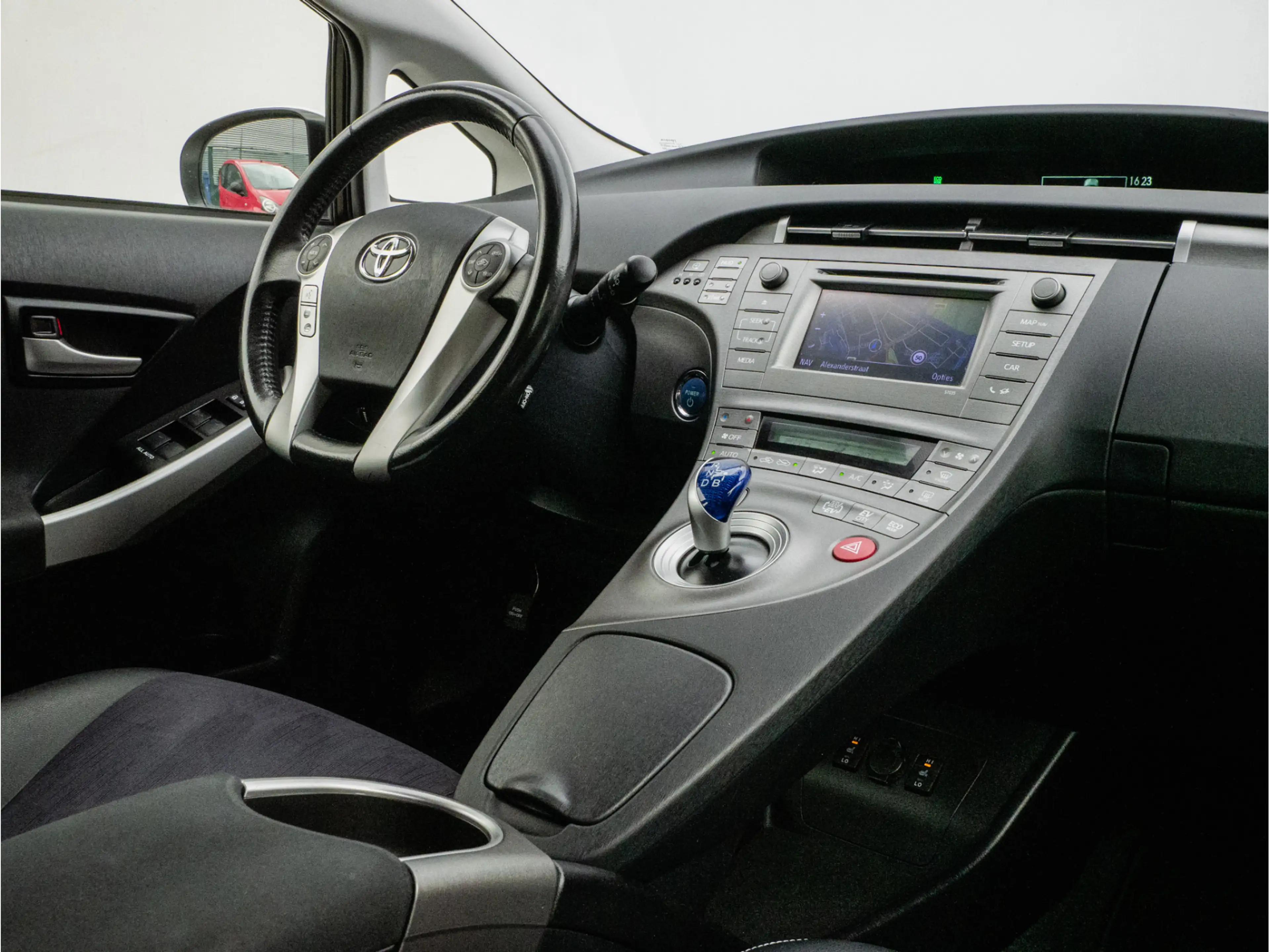 Toyota Prius 1.8 Plug-in Aspiration Trekhaak/ Stoelverwarming/ — photo 3