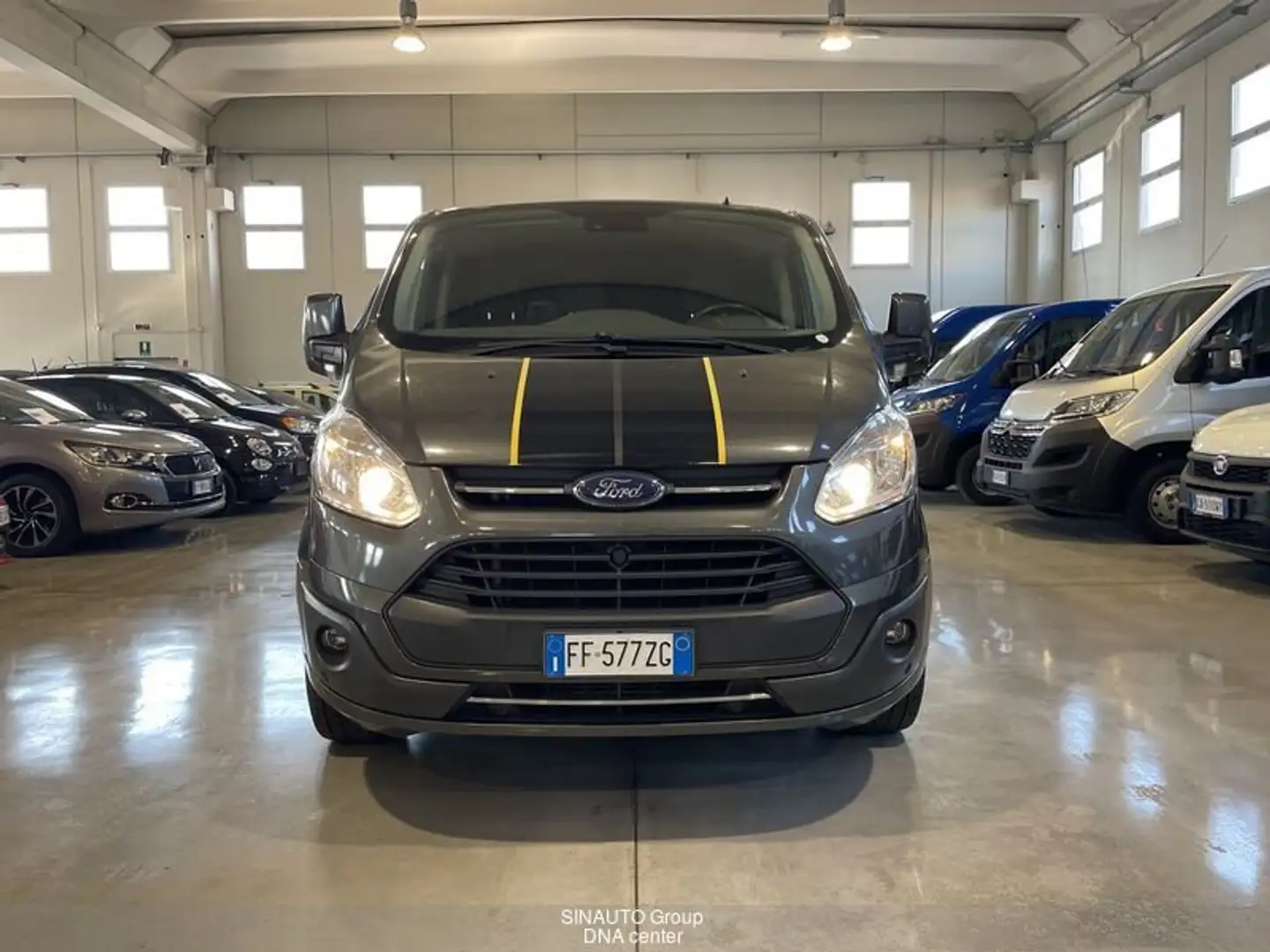 Ford Tourneo Custom Combi 2.0 d titanium 6 posti Grigio - 2