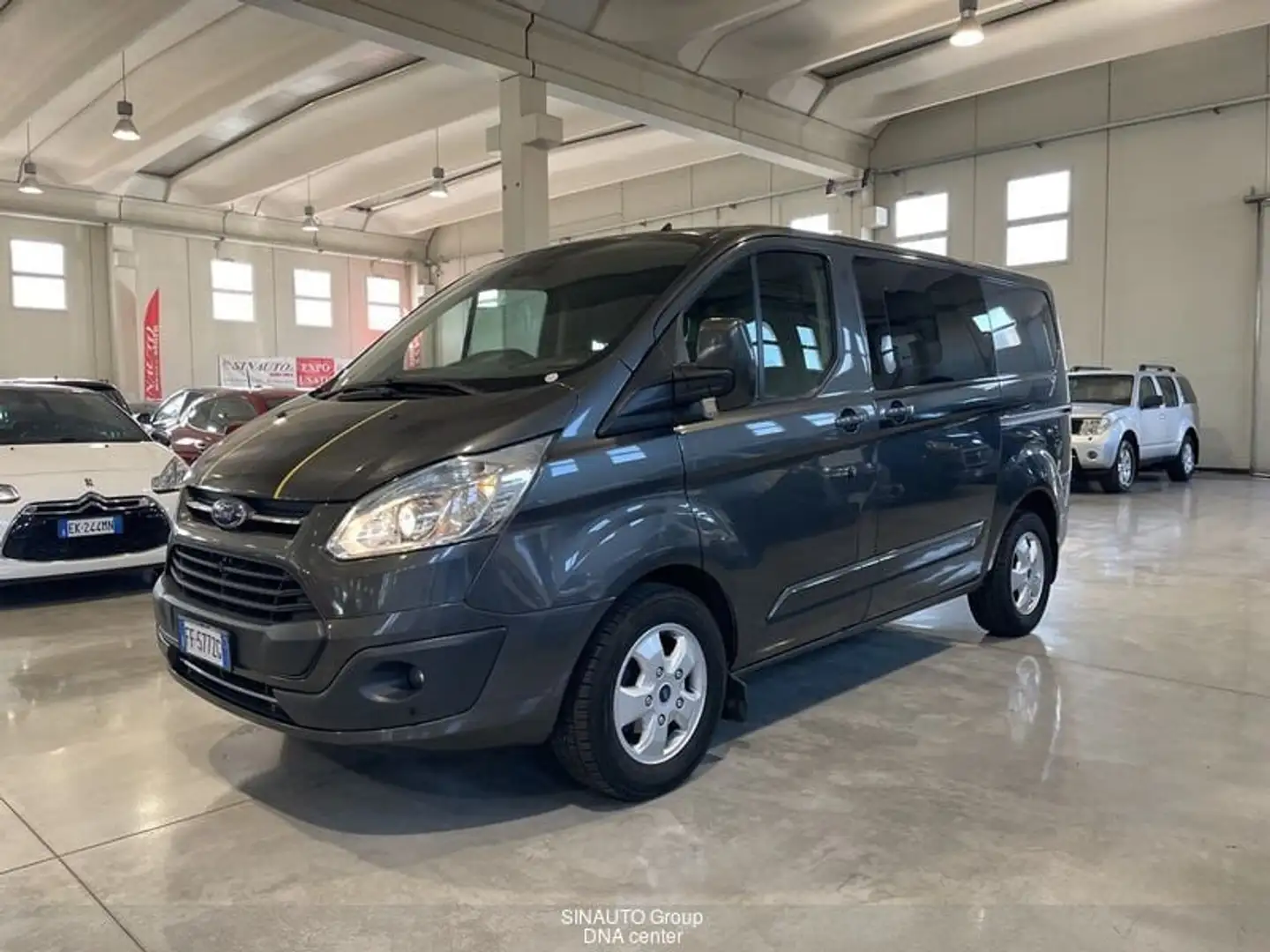 Ford Tourneo Custom Combi 2.0 d titanium 6 posti Grigio - 1