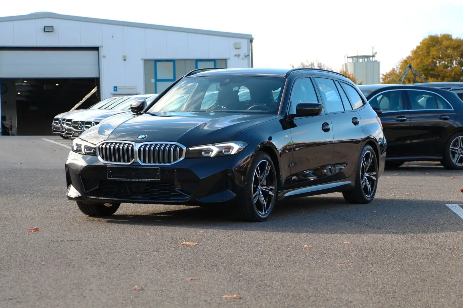 BMW 330 i Touring xDrive M Sport shadow line Schwarz - 1