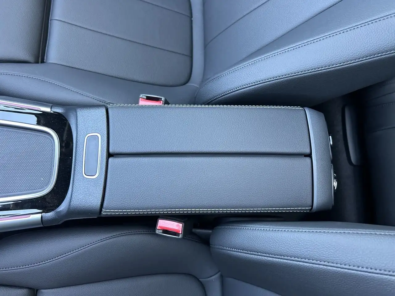 Mercedes-Benz GLB снимка Mercedes-Benz GLB