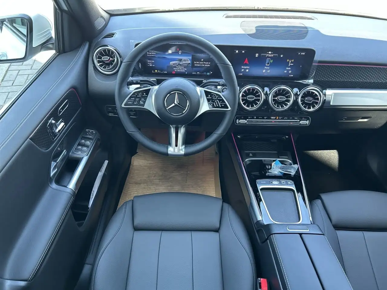 Mercedes-Benz GLB снимка Mercedes-Benz GLB
