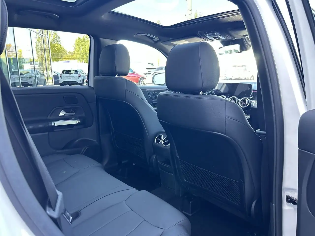 Mercedes-Benz GLB снимка Mercedes-Benz GLB