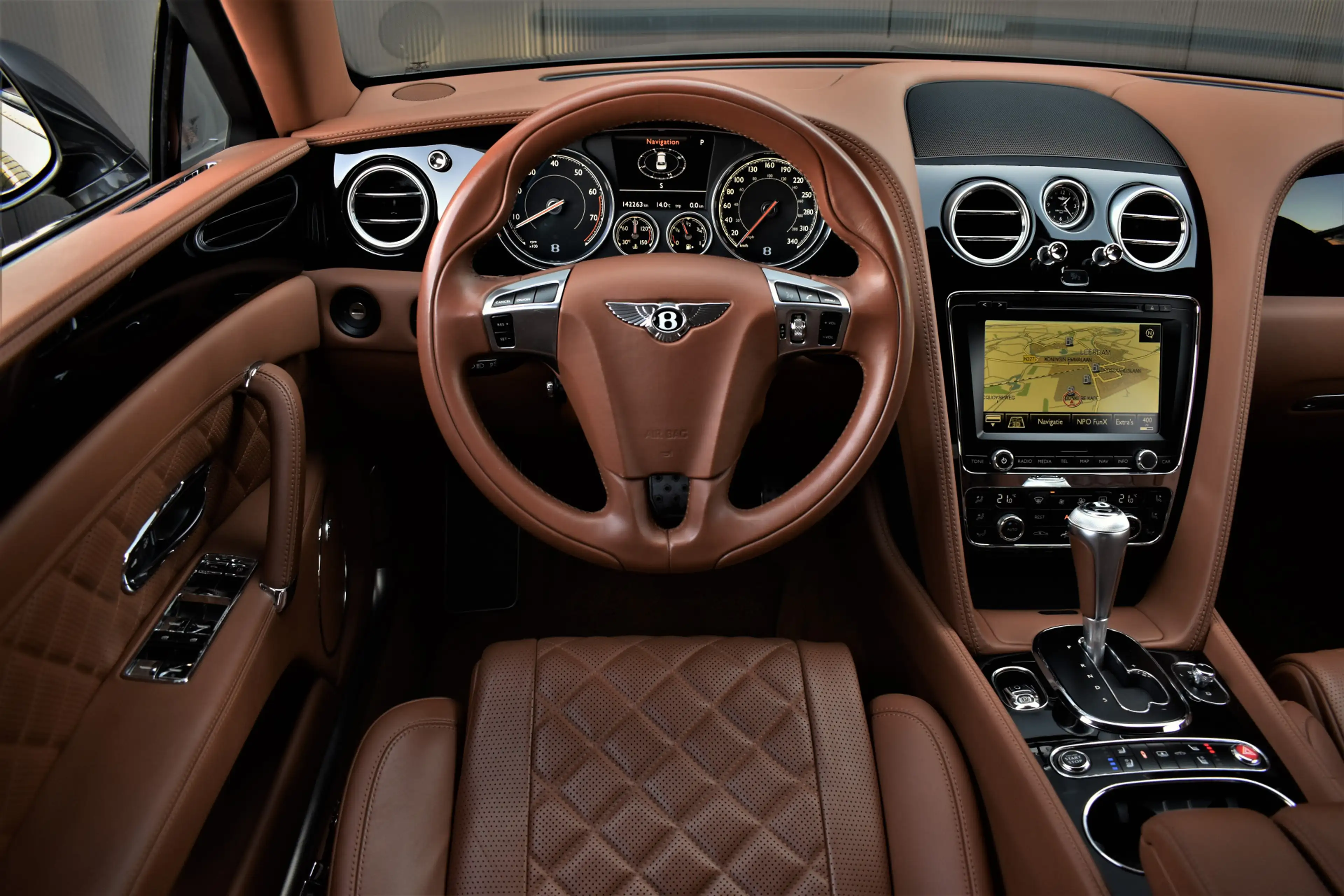 Bentley Flying Spur 4.0 V8 S 528pk Mulliner Dealer-OH Pano/Naim/Keyles — photo 23