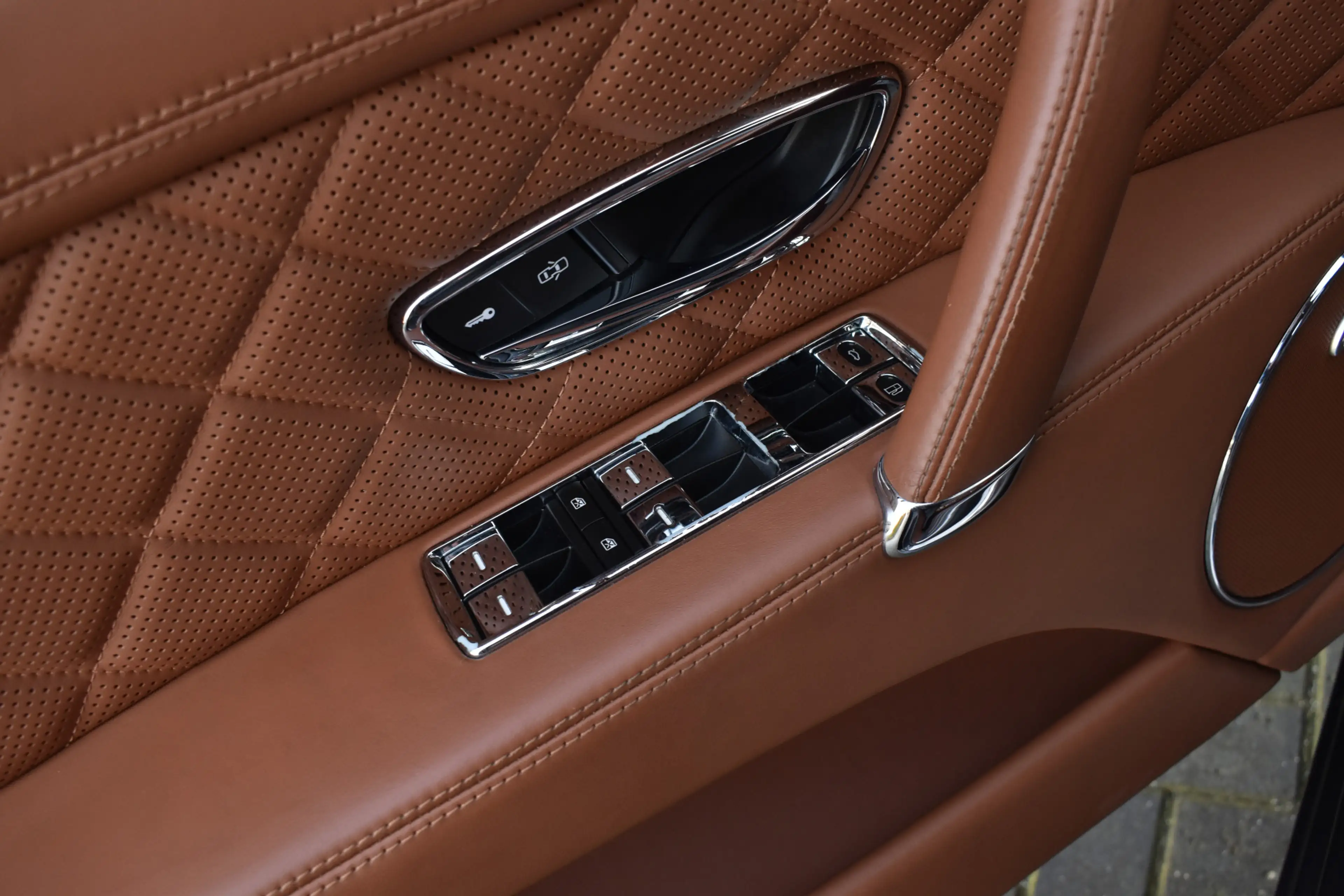 Bentley Flying Spur 4.0 V8 S 528pk Mulliner Dealer-OH Pano/Naim/Keyles — photo 34
