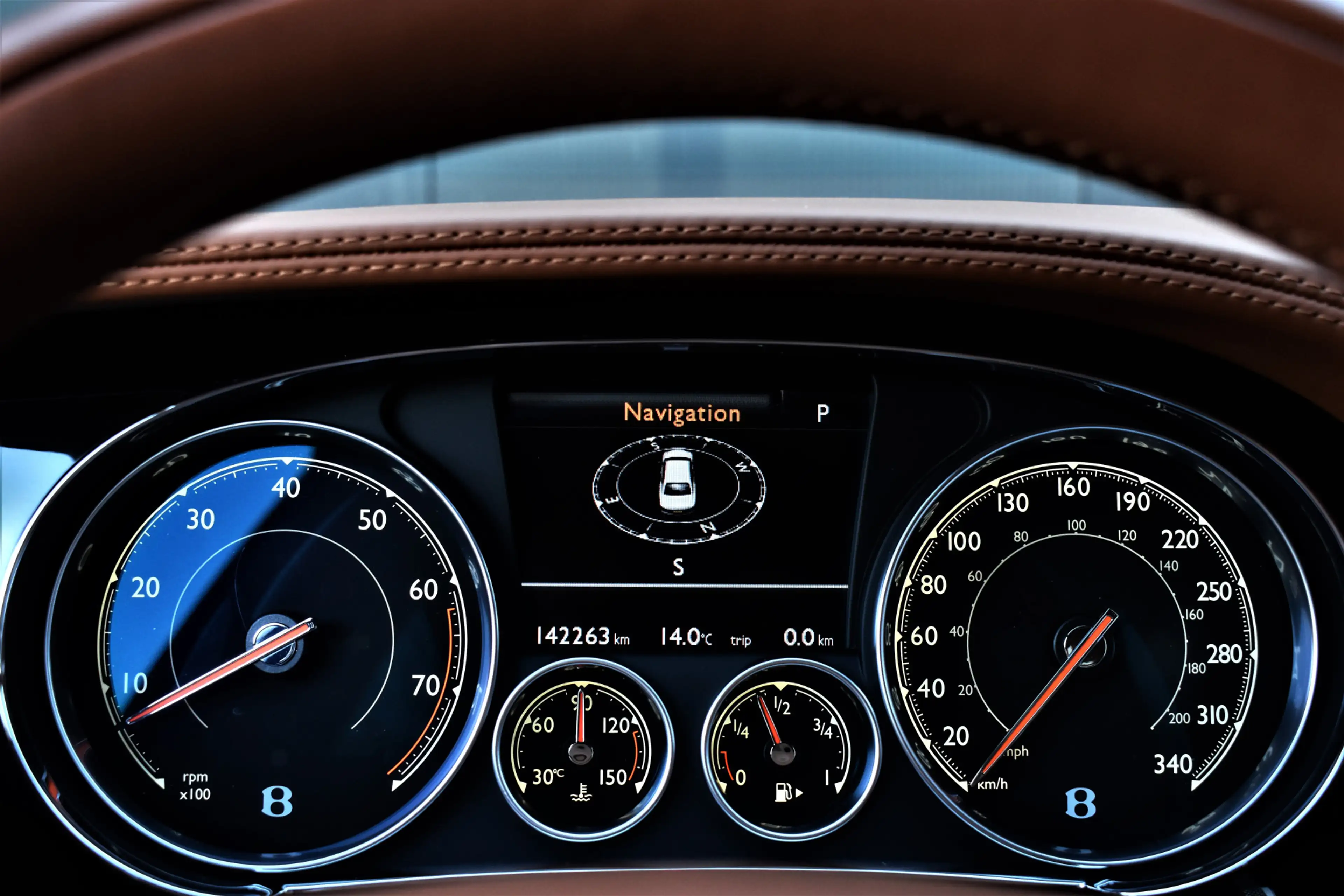 Bentley Flying Spur 4.0 V8 S 528pk Mulliner Dealer-OH Pano/Naim/Keyles — photo 38