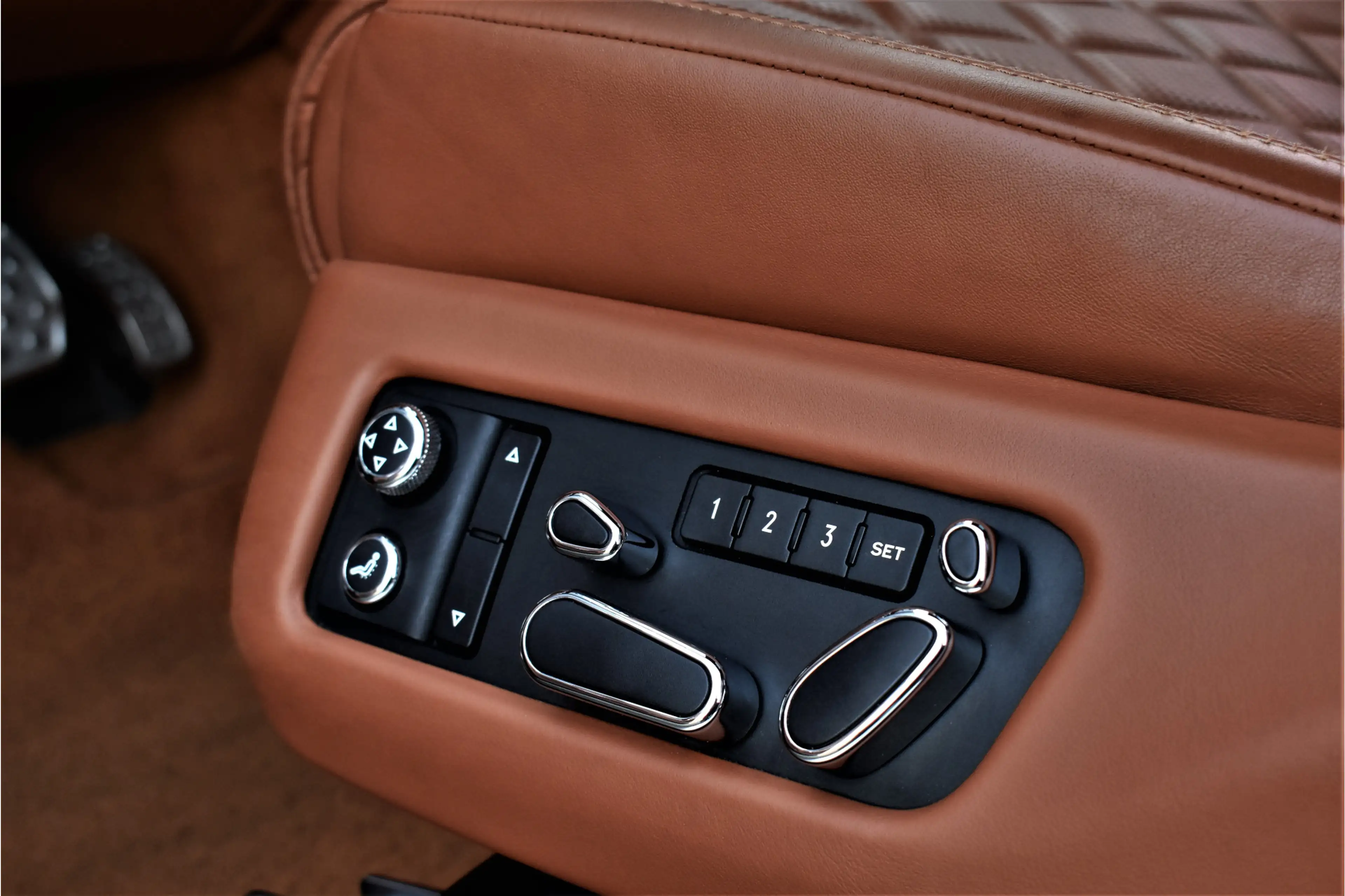 Bentley Flying Spur 4.0 V8 S 528pk Mulliner Dealer-OH Pano/Naim/Keyles — photo 17