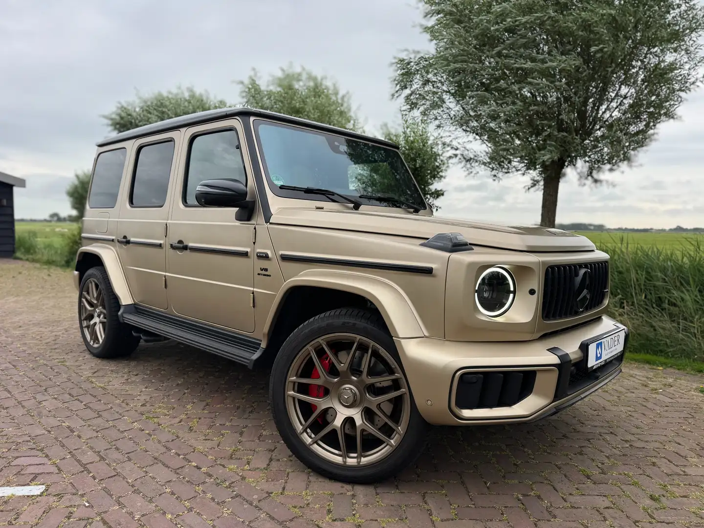 Mercedes-Benz G 63 AMG MY25 MANUFAKTUR Magno AMG Performance Kalahari Zlatna - 1