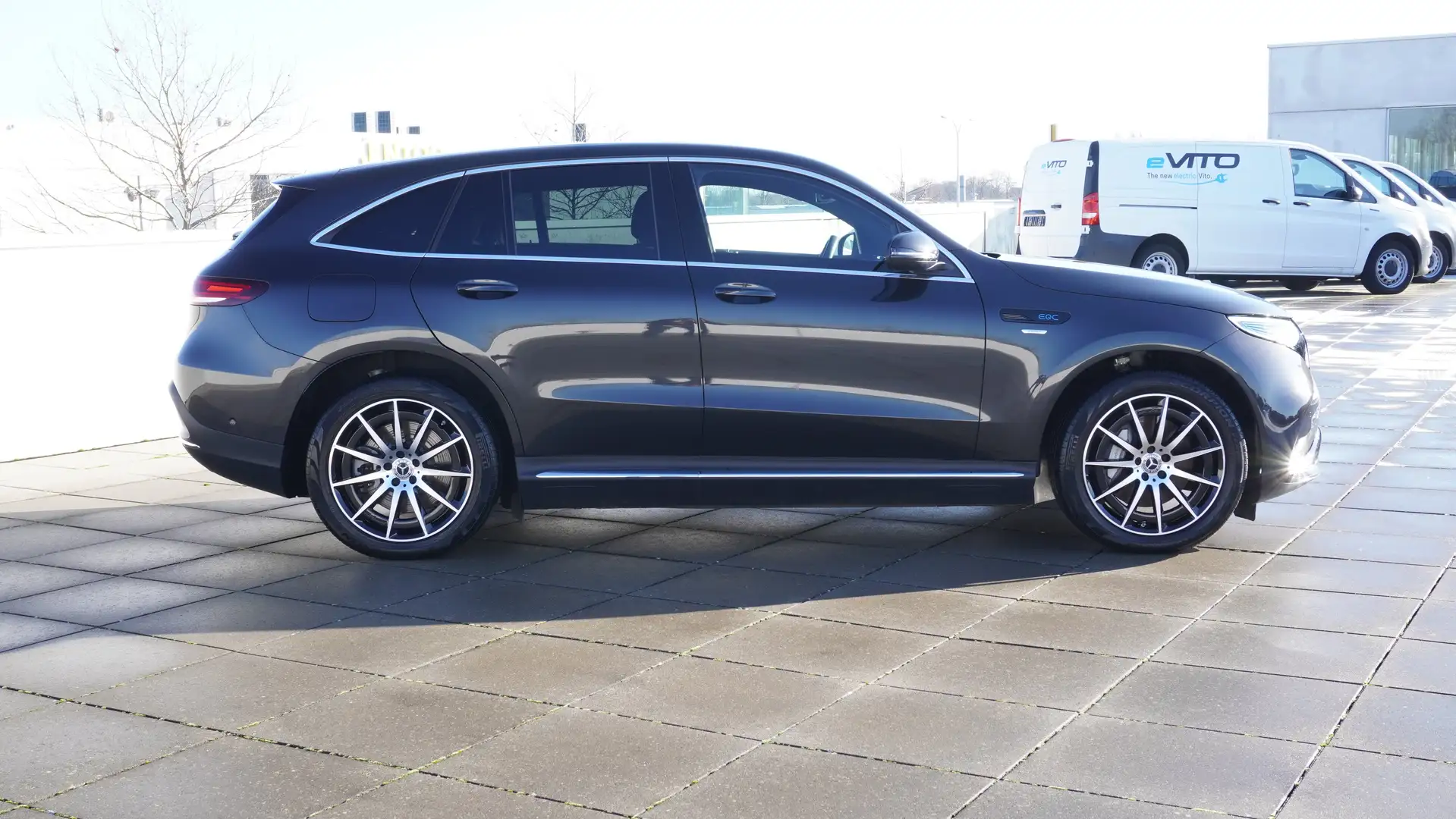 Mercedes-Benz EQC 400 4M AMG 20" Distronic Schuifdak Trekhaak Carbon Grijs - 2