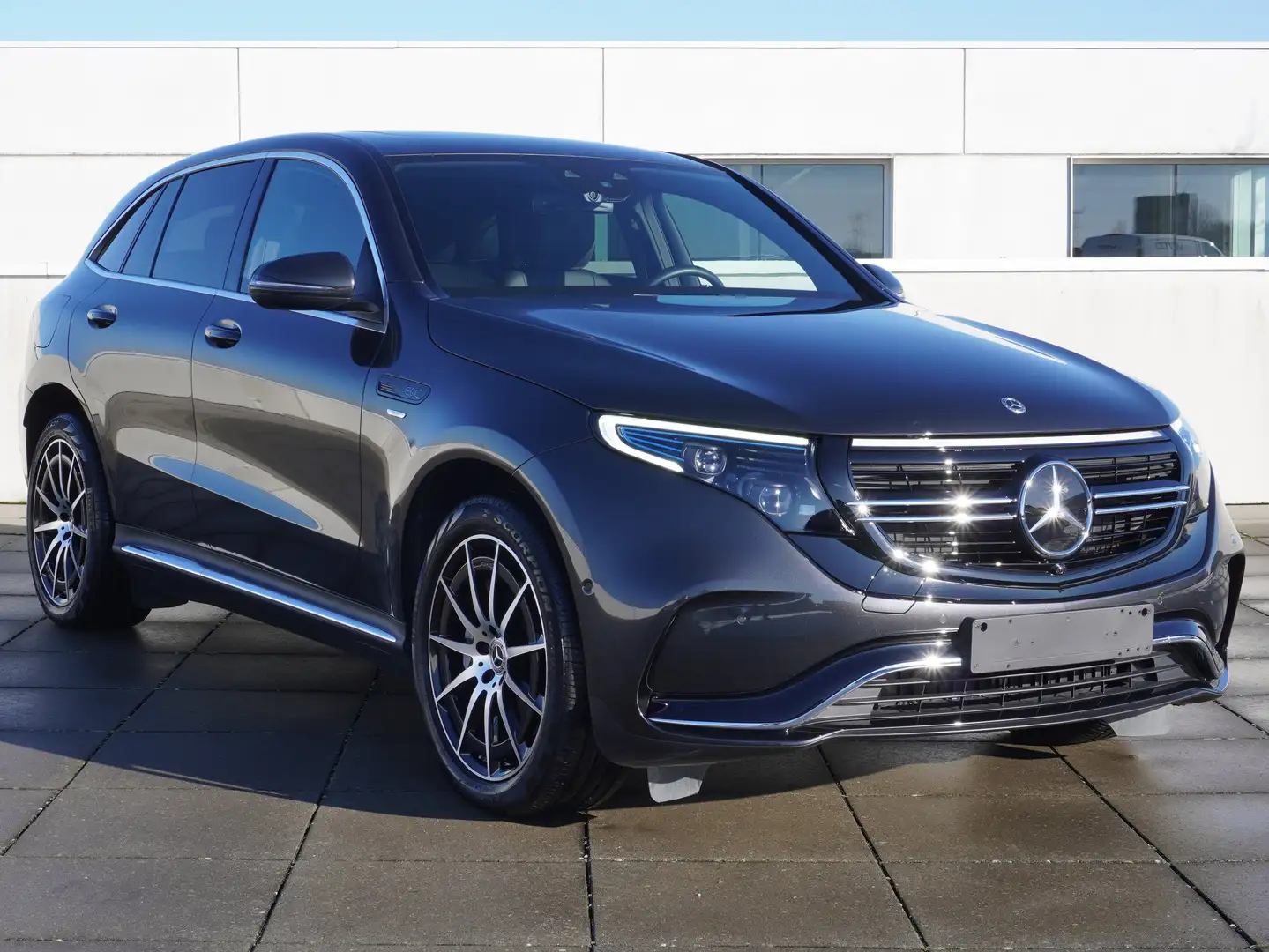 Mercedes-Benz EQC 400 4M AMG 20" Distronic Schuifdak Trekhaak Carbon Grijs - 1