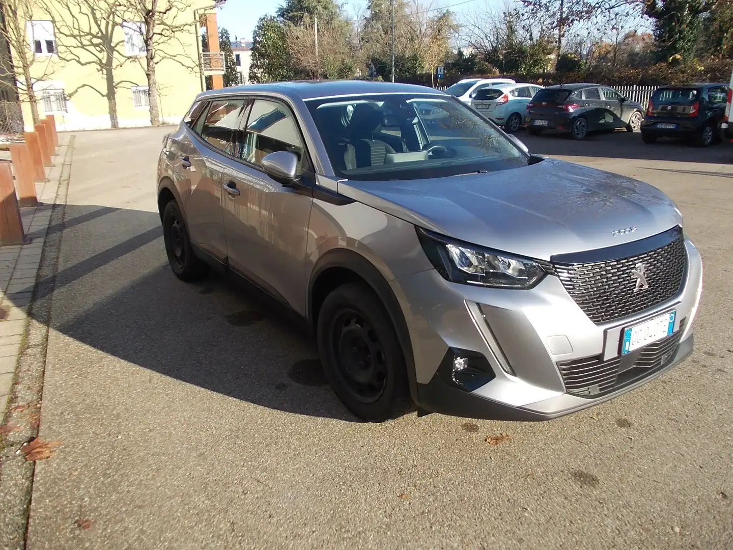 Peugeot 2008 2008 II 2020 1.2 Allure s Grau - 2