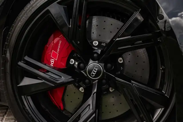 Audi RS6 Avant view 3