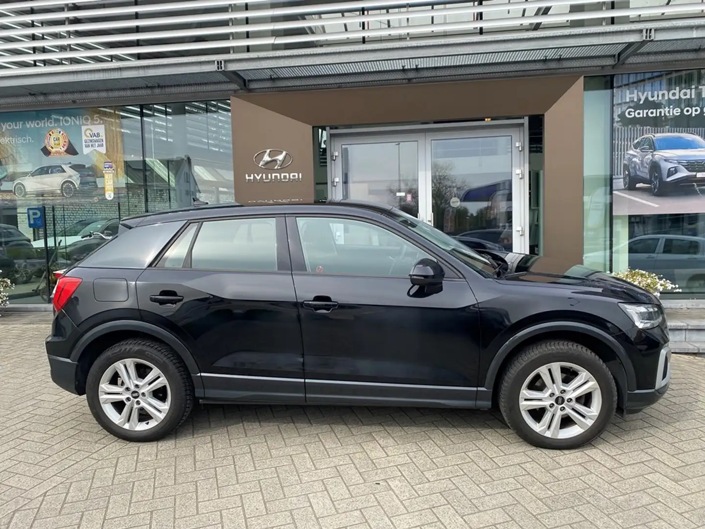 Audi Q2 35TFSi 1.5 benzine S-Tronic PRESTIGE Schwarz - 2