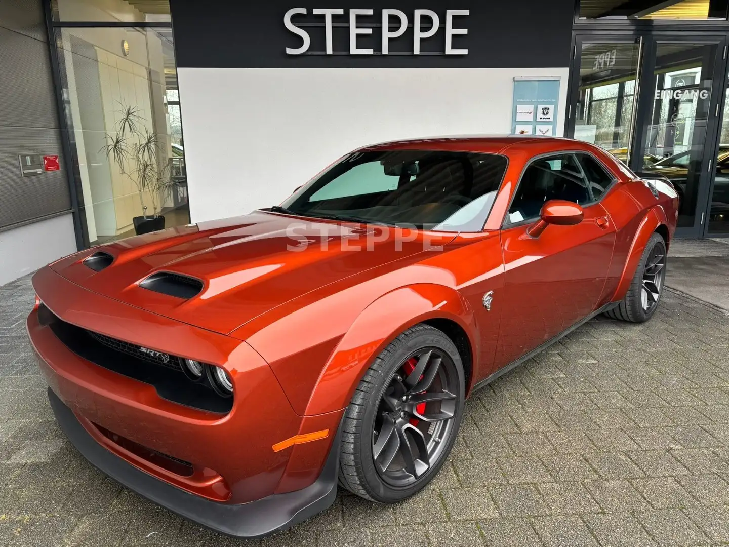 Dodge Challenger Hellcat Widebody 6,2 8Gg.AT Jailbreak Oranje - 1