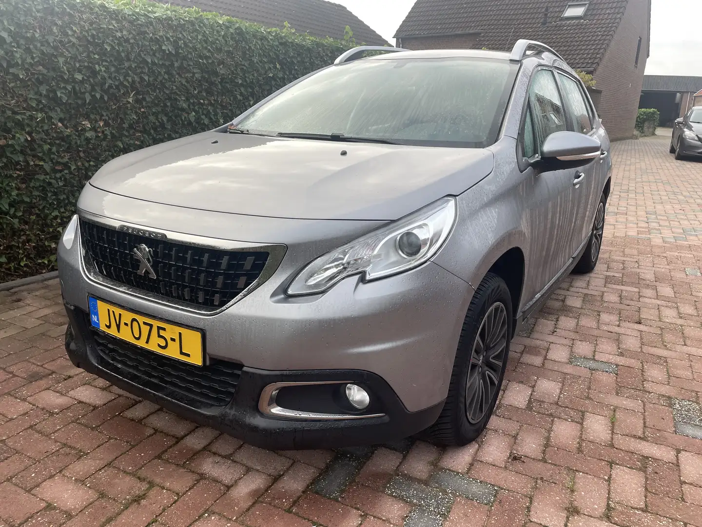 Peugeot 2008 1.2 PureTech Active Grijs - 1