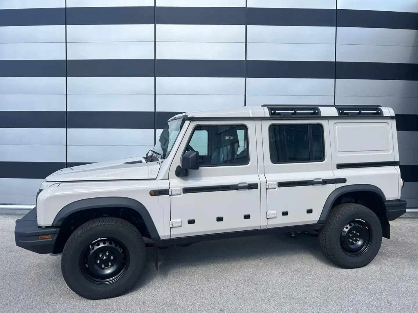 Ineos Grenadier Utility Wagon AKTIONSWOCHEN Beige - 2