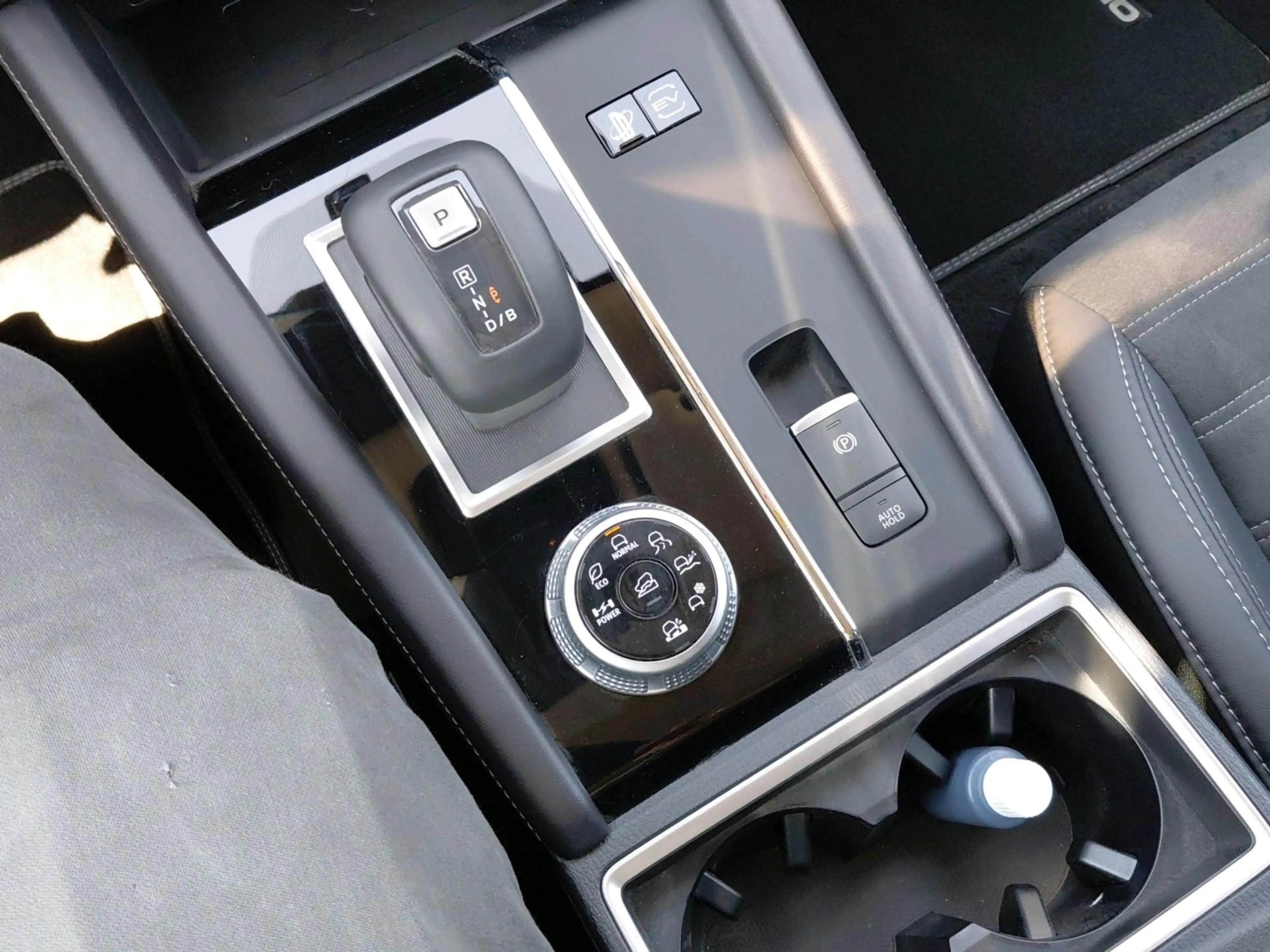 Mitsubishi Outlander 2.4 PHEV First Edition — photo 11