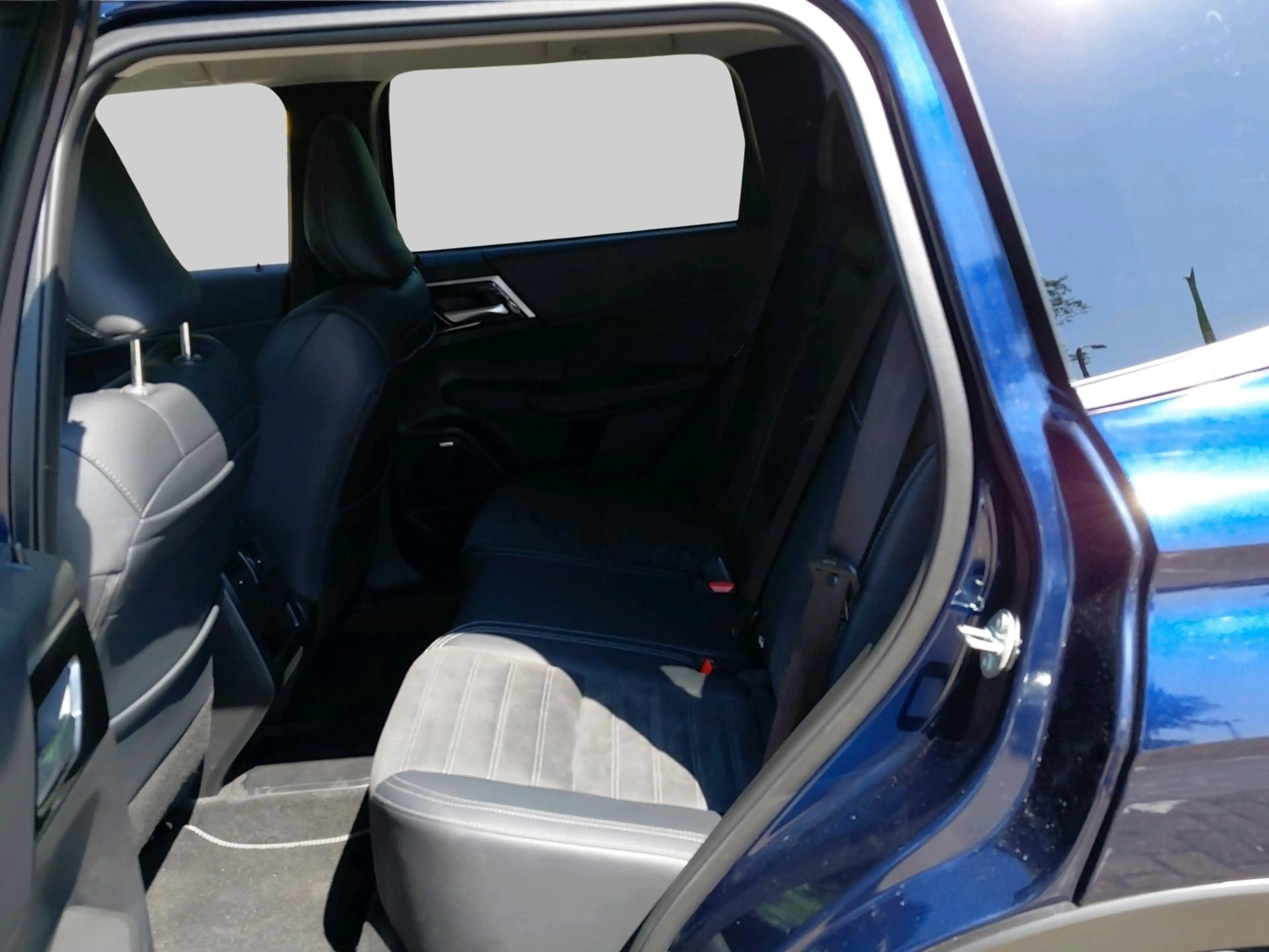 Mitsubishi Outlander 2.4 PHEV First Edition — photo 6