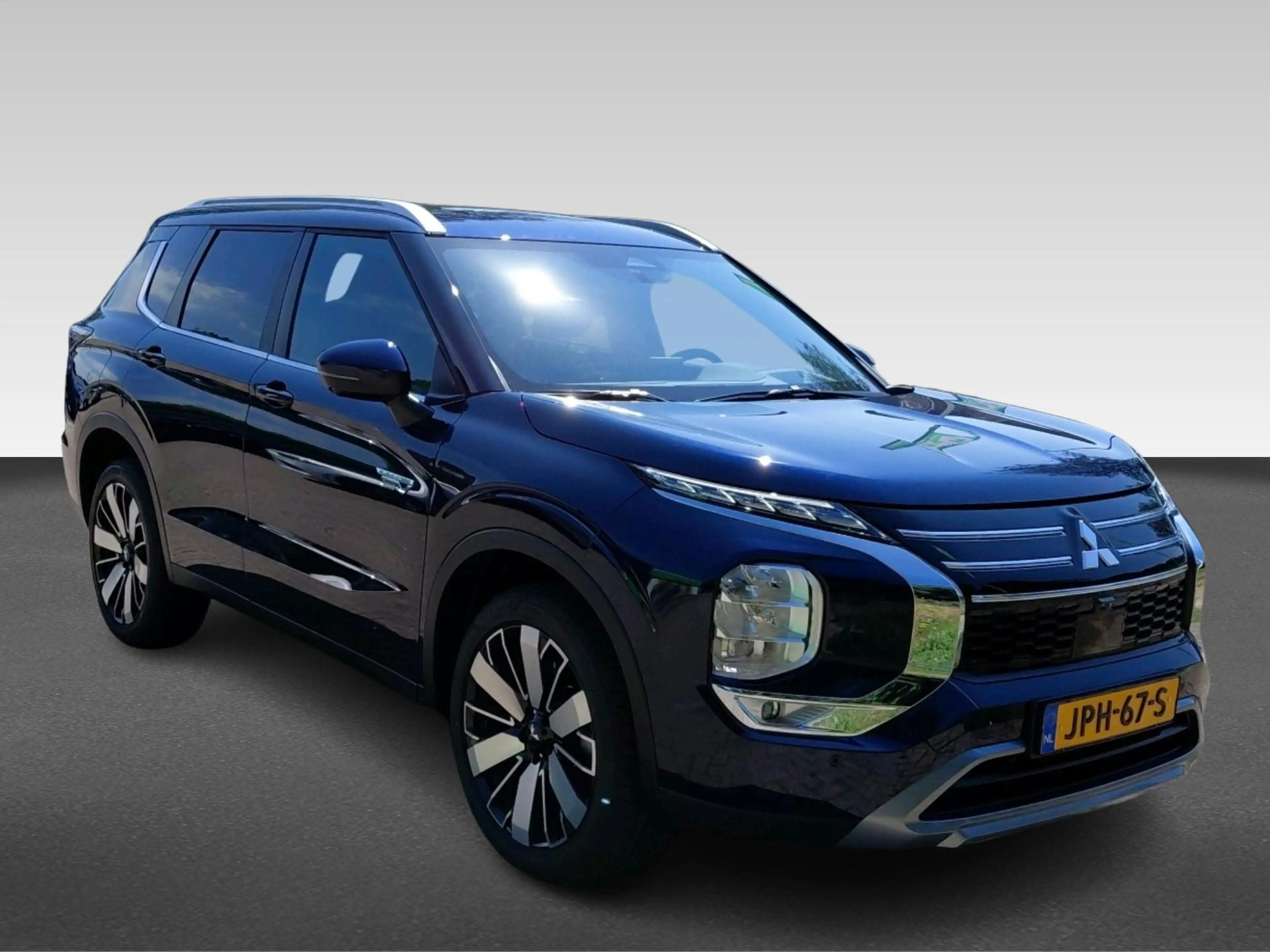 Mitsubishi Outlander 2.4 PHEV First Edition — photo 8