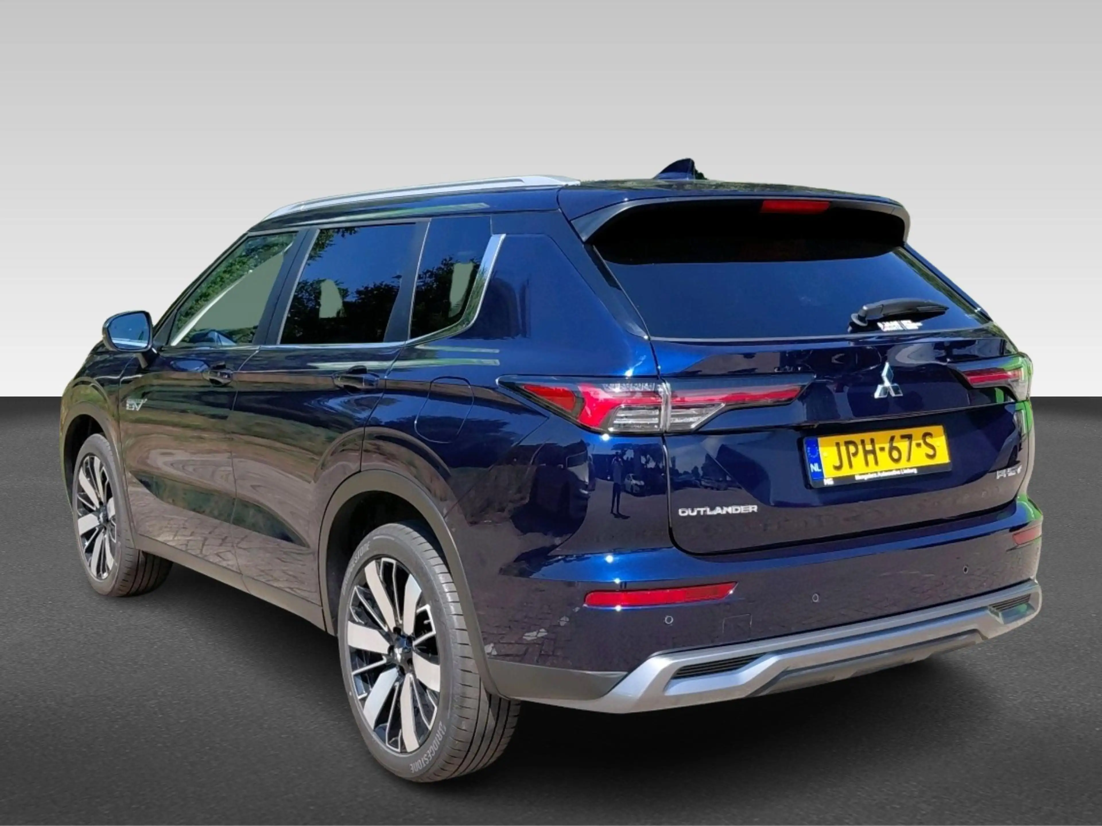 Mitsubishi Outlander 2.4 PHEV First Edition — photo 3