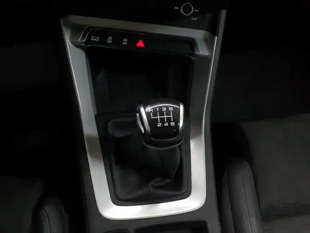 Audi Q3 view 10