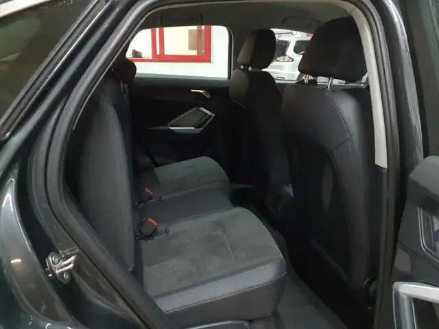 Audi Q3 view 14