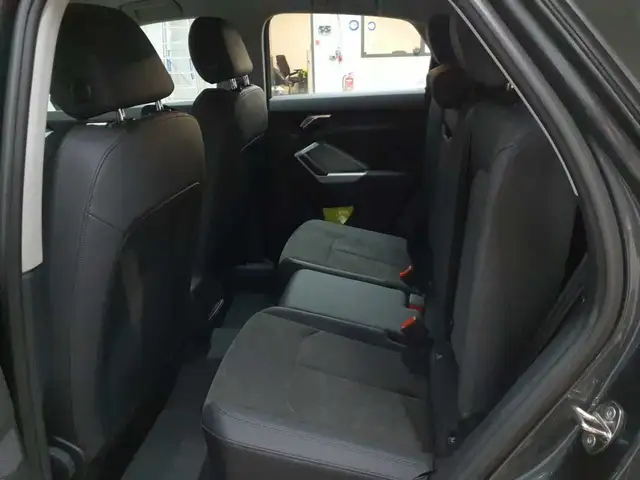 Audi Q3 view 13