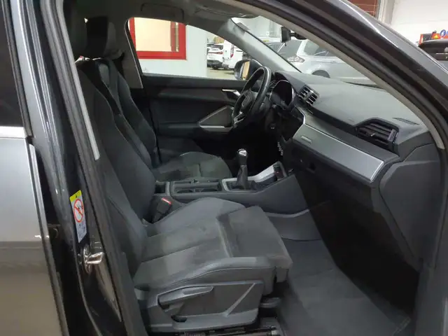 Audi Q3 view 8