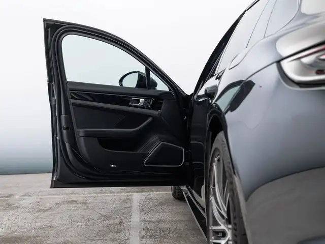 Porsche Panamera view 20