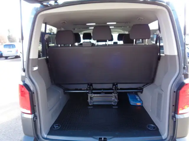 Volkswagen Caravelle view 7