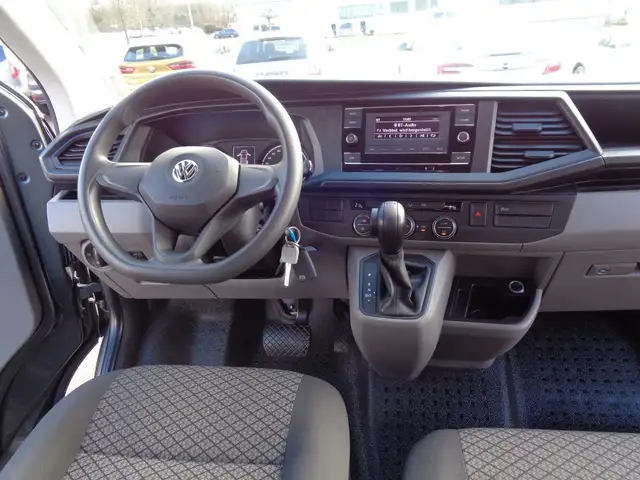Volkswagen Caravelle view 10