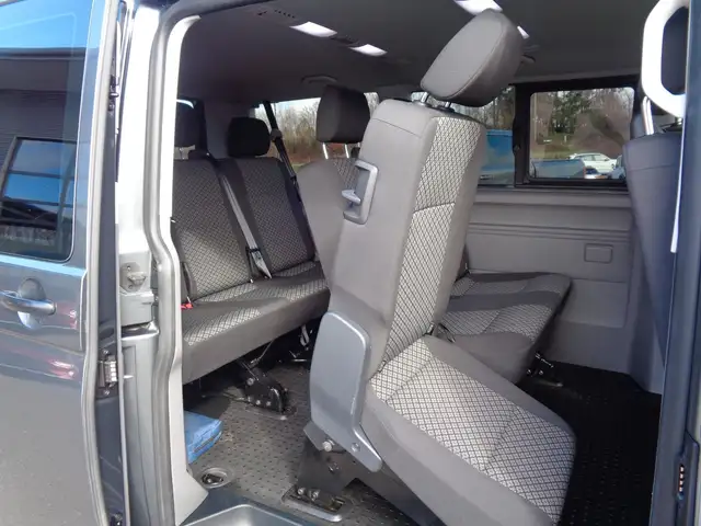 Volkswagen Caravelle view 8