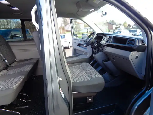 Volkswagen Caravelle view 9