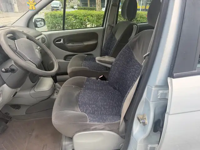 Renault Scenic view 12