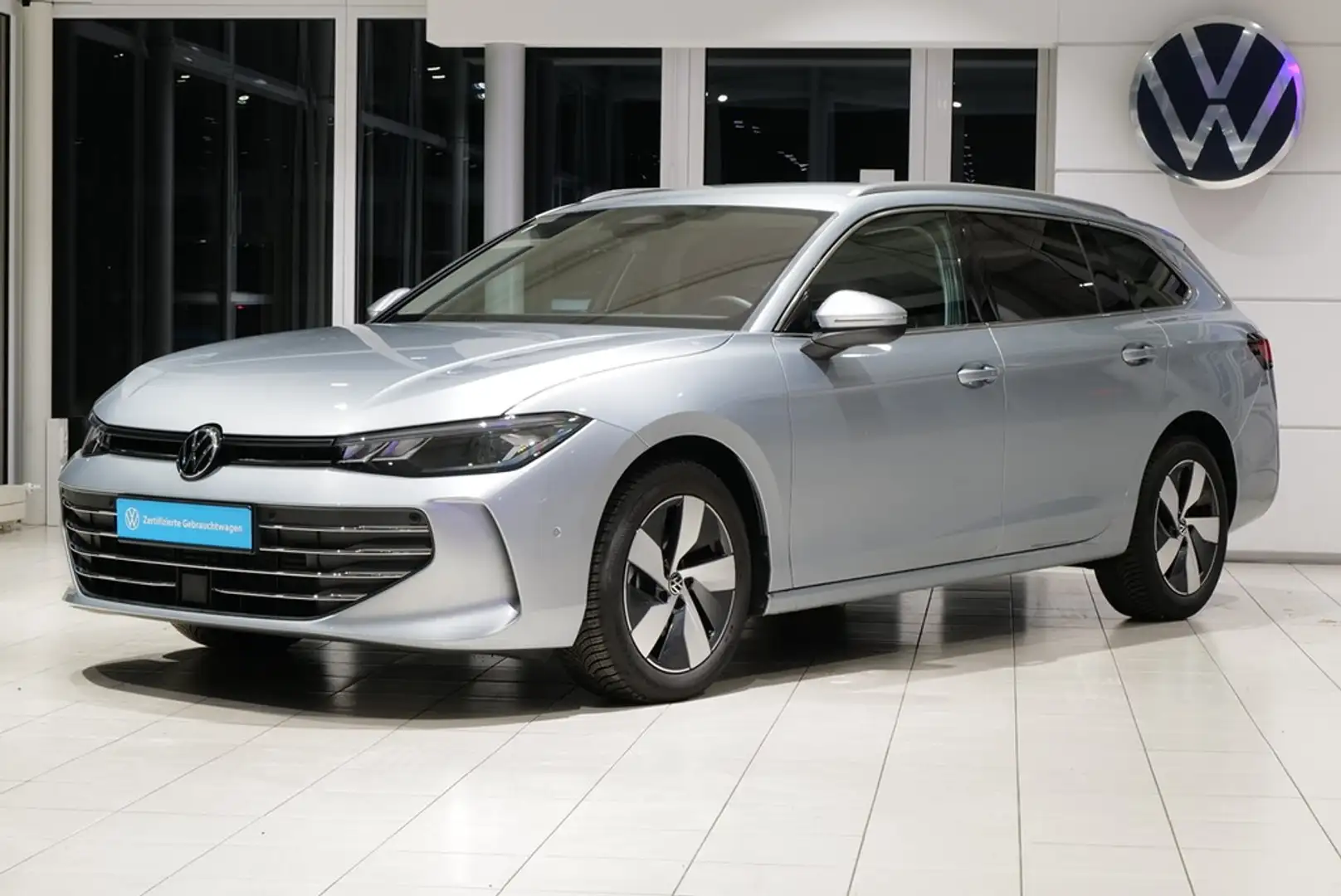 Volkswagen Passat Variant 2.0TDI DSG Business AHK StdHz ACC Keyless RKam ... Silber - 2