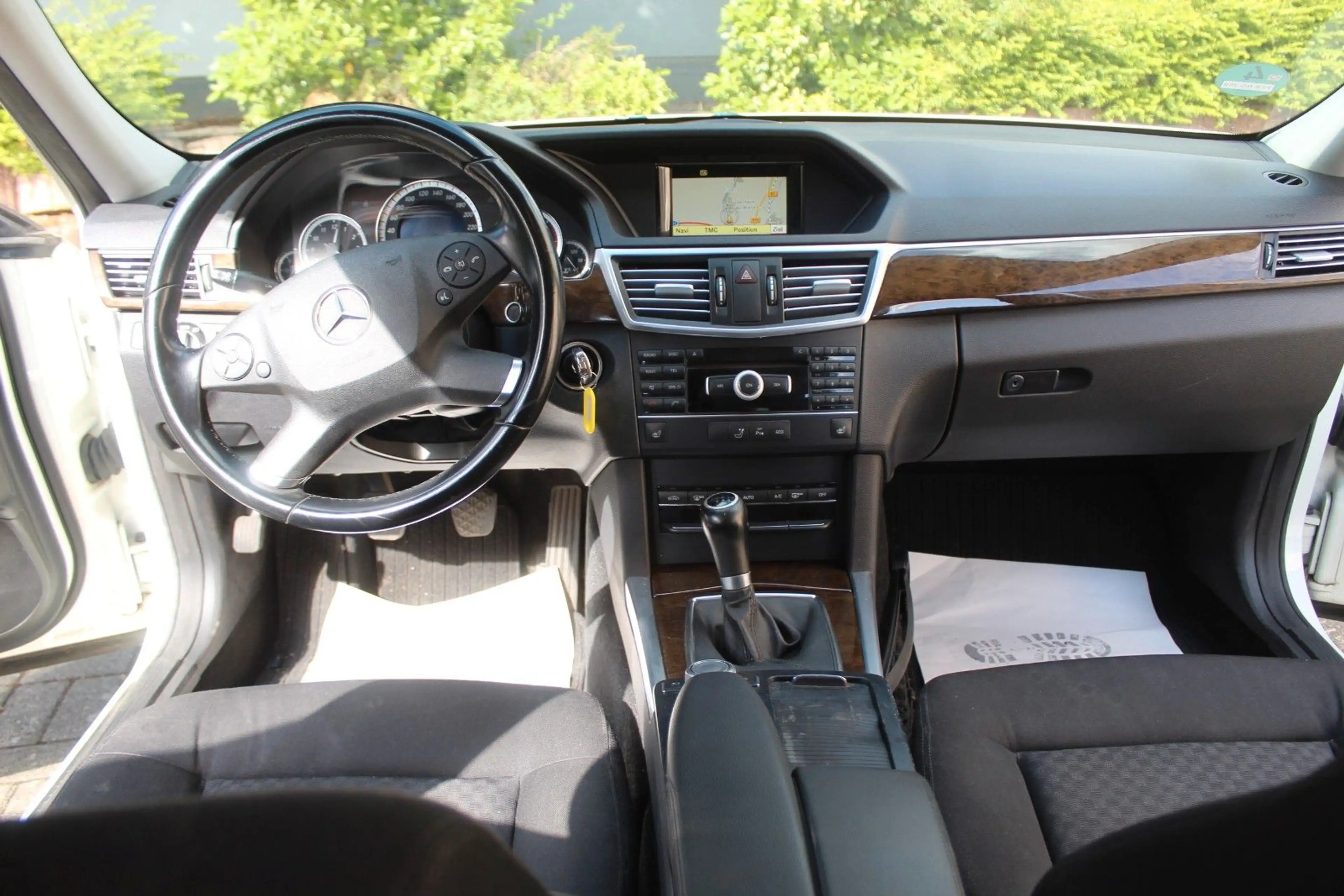 Mercedes-Benz E 220 CDI T BlueEFFICIENCY — photo 9