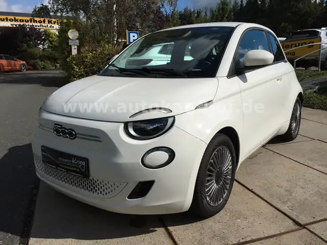 Fiat 500e view 3