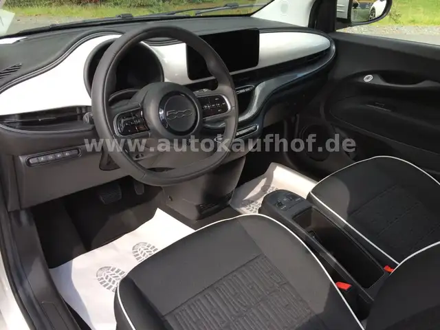 Fiat 500e view 11