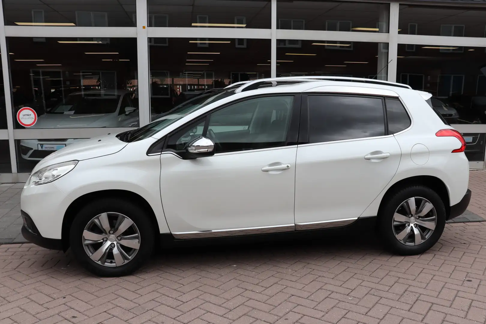Peugeot 2008 1.2 PureTech Allure. Navigatie, trekhaak, dealer o Wit - 2