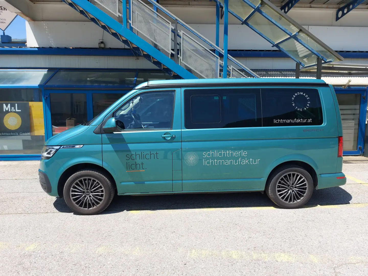 Volkswagen T6.1 California Beach | 4 Motion Verde - 1