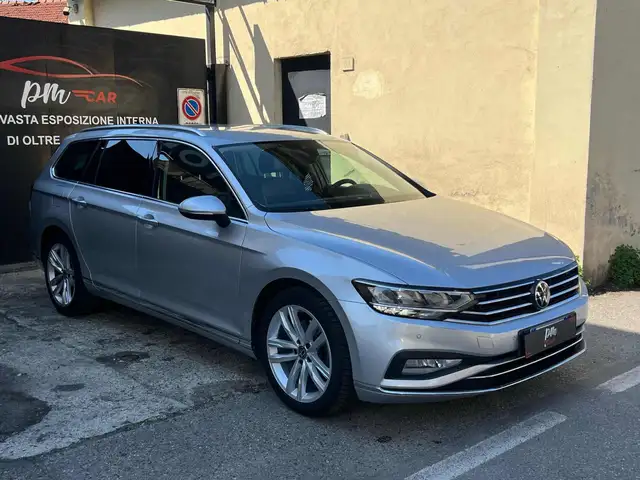 Volkswagen Passat view 2