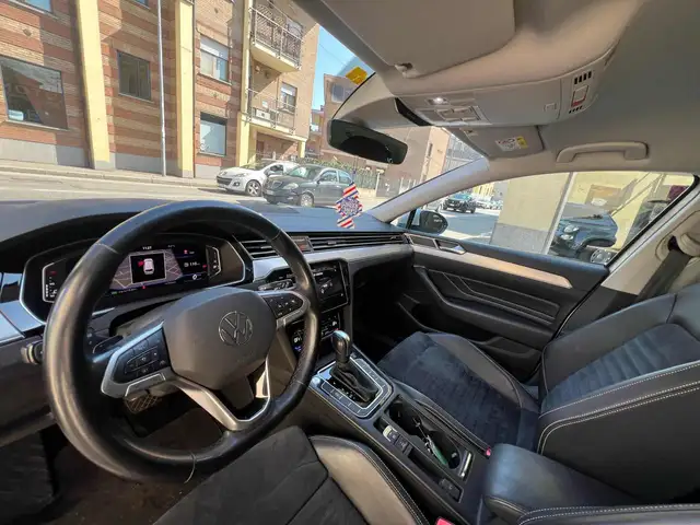 Volkswagen Passat view 9